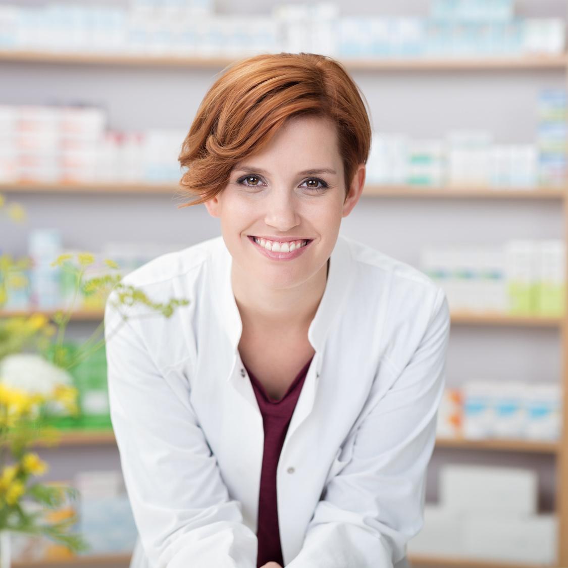 Apothekerin schaut in die Kamera