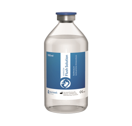 Hand hält Schlauch mit Infusionslösung