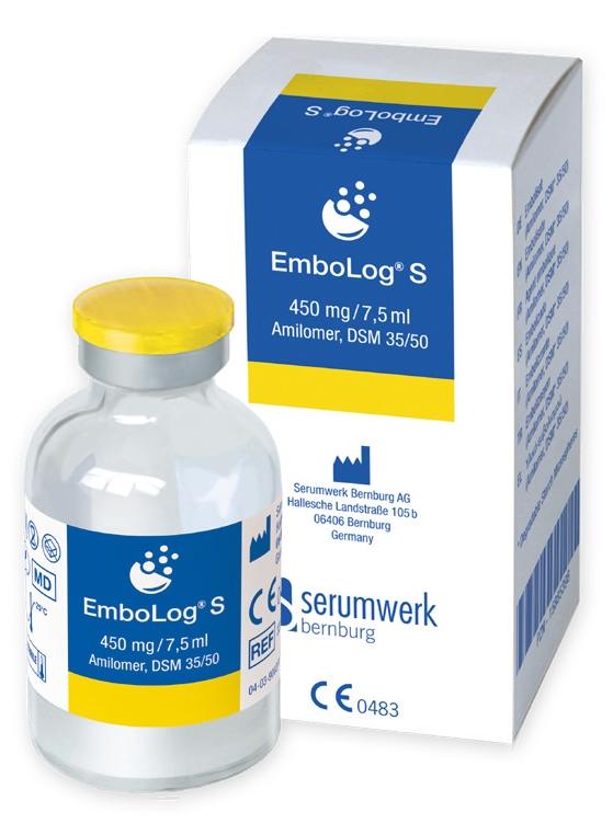 Hand hält Schlauch mit Infusionslösung