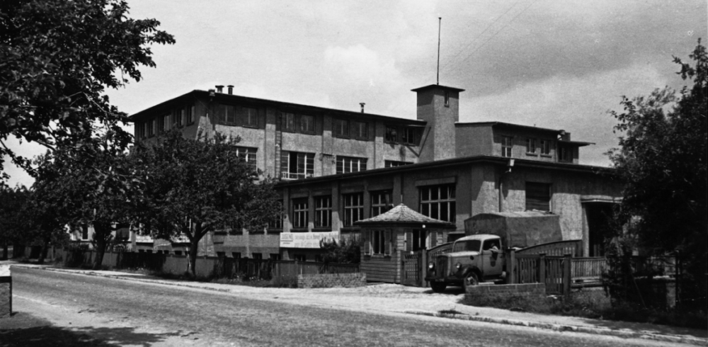 Ansicht der historischen Einfahrt zum Serumwerk